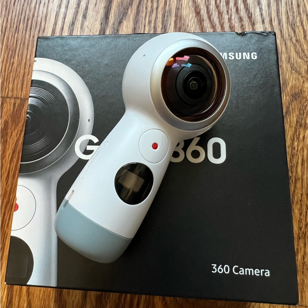 Gear 360 Camera - Picture 4 of 7